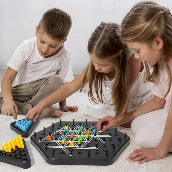 Strategie-Dreieckspiel – Familienspiel für 2–4 Spieler