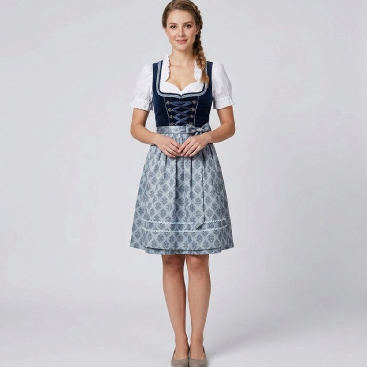 Dirndl mit Rüschenbluse und Schürze – Bild 5