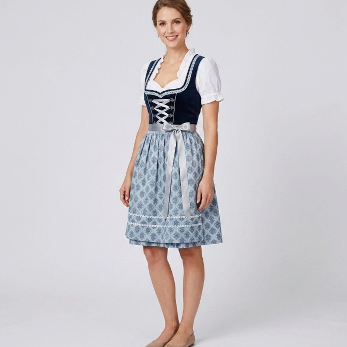Dirndl mit Rüschenbluse und Schürze – Bild 6
